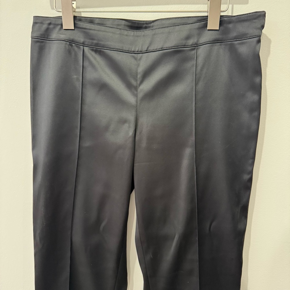 St. John Size 8 Liquid Satin Side Zip Cropped Pants - Picture 4 of 10